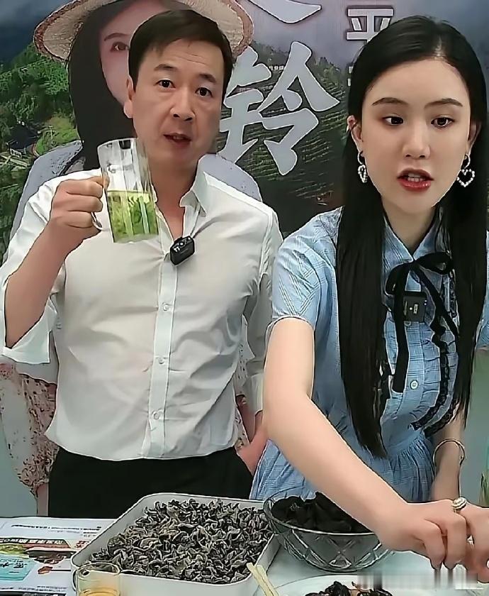 从巅峰到直播间，他与女友卖茶锅，偶放杨钰莹。是低头生活，还是图再起？大落不易，赚