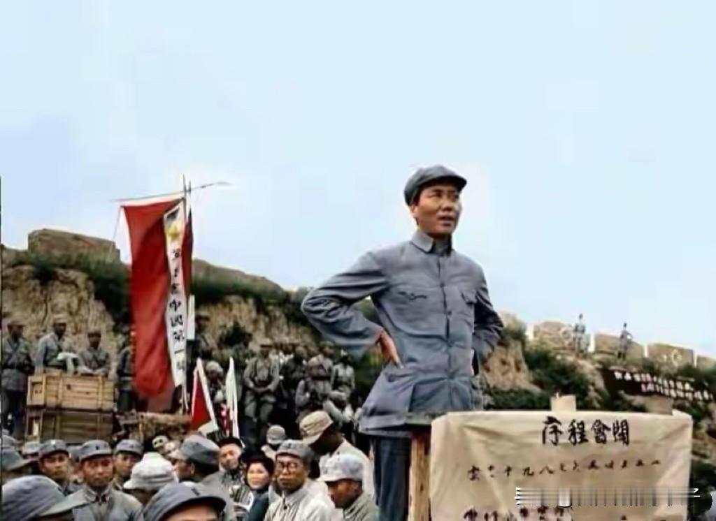 一张特别的毕业典礼

1938年在抗日军政大学的毕业典礼现场，毛主席在简易的台子