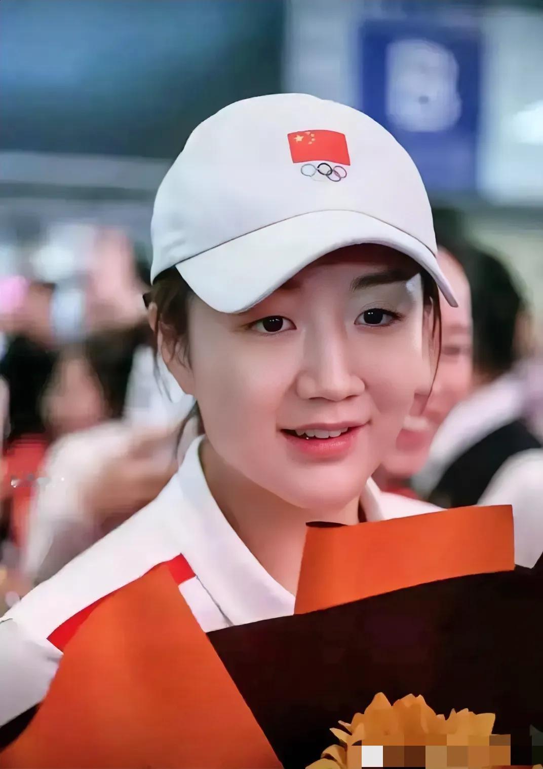 陈梦奥运回来后的落地照：白色五环帽，五环上面红旗飘，略施粉黛，肤如凝脂，明眸皓齿
