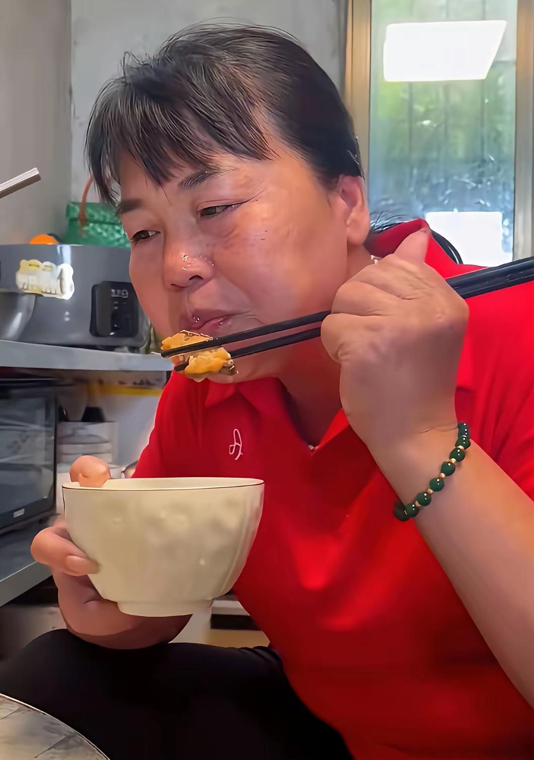 全红婵妈妈身上那股劲儿，真不是一般人学得来的。
 
你看她接受采访，说起女儿拿冠