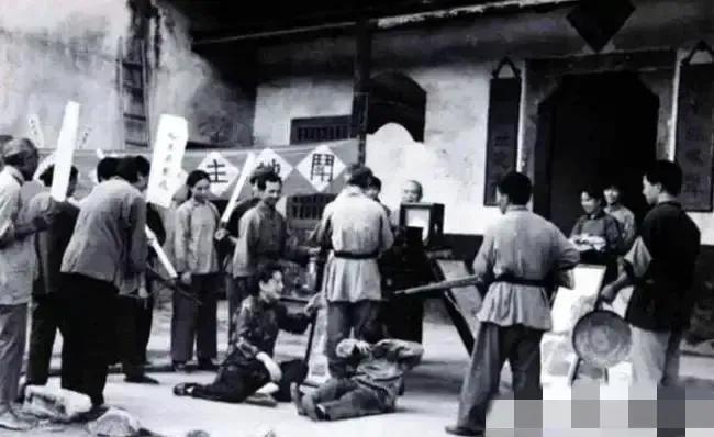 我们都从课本上学过“打土豪，分田地”，但对那段历史缺乏直观认识，以下这张照片或许