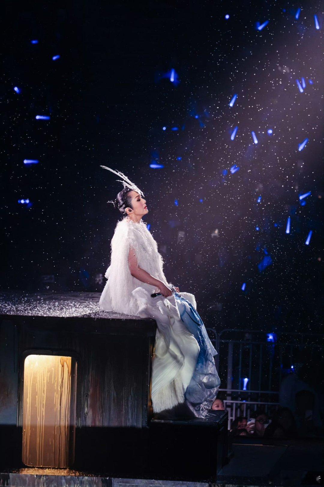 杨千嬅台上自由行台下百米冲刺 点在就看杨千嬅抱着紫色的裙子就跑，台上唱过《自由行