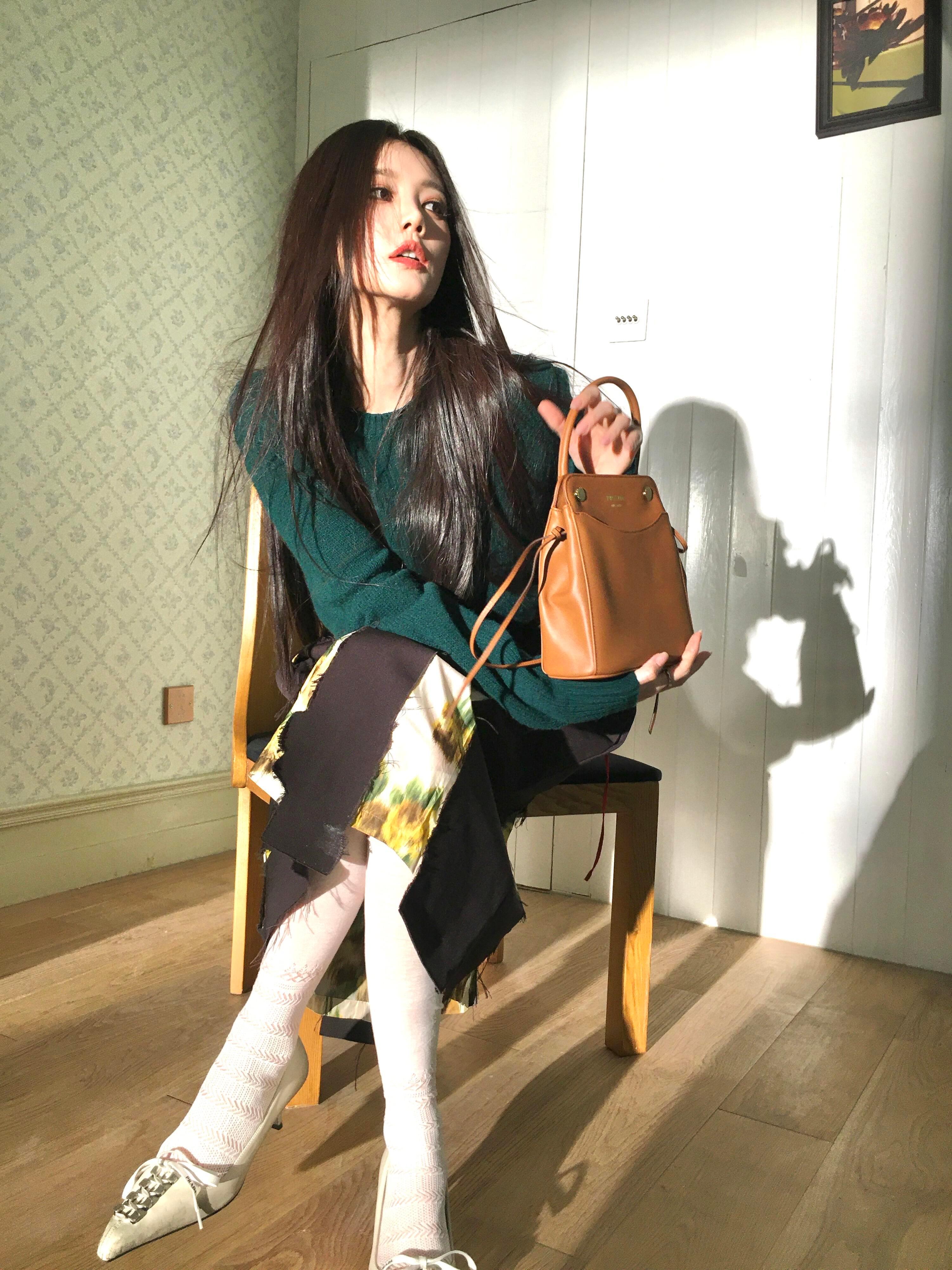 李一桐 in PRADA，一组全新奢牌推广，李一桐演绎Prada 26秋冬系列套