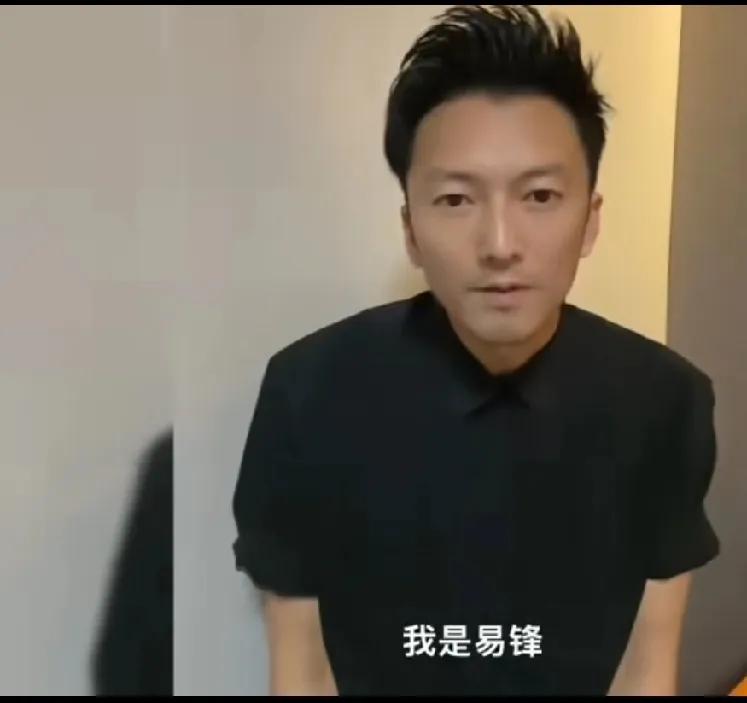 真的谢霆锋，跟模仿者，真假难辨，
谢霆锋的爸妈再生一个儿子，也不会长得这么像。