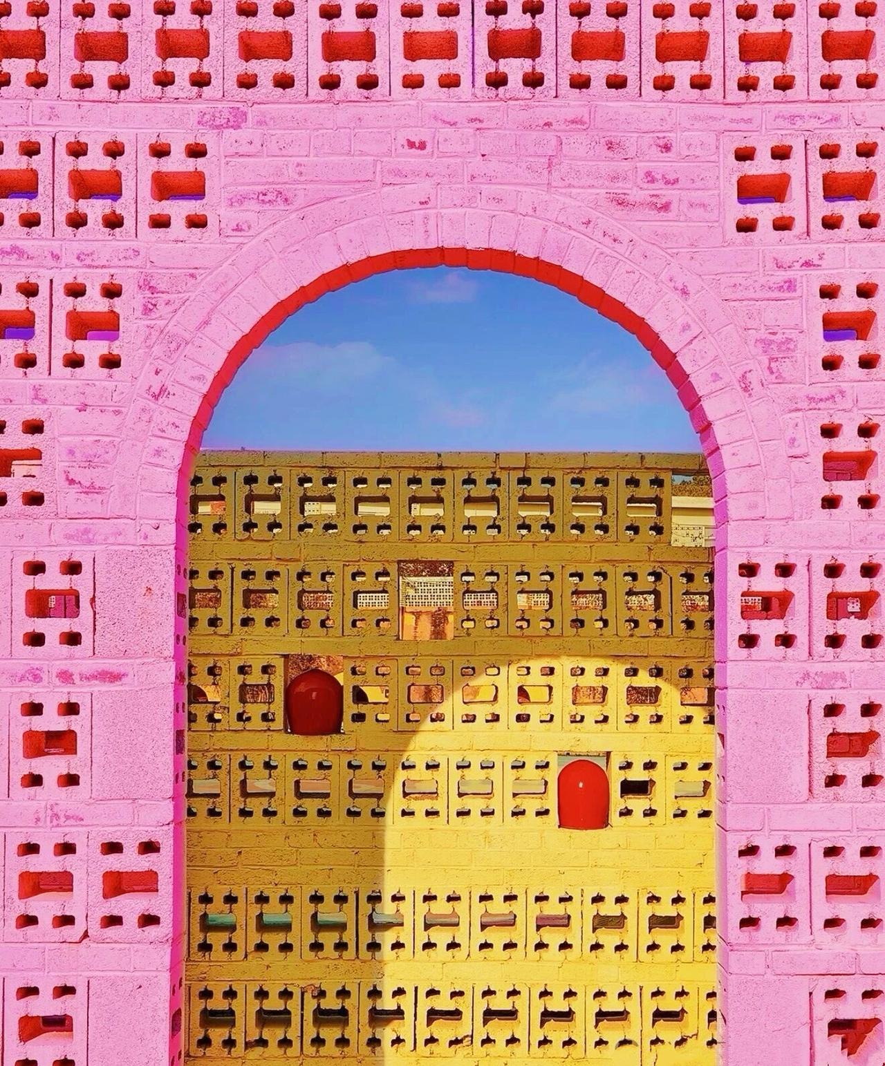 彩色空心砖几何建筑群，融合建水紫陶文化