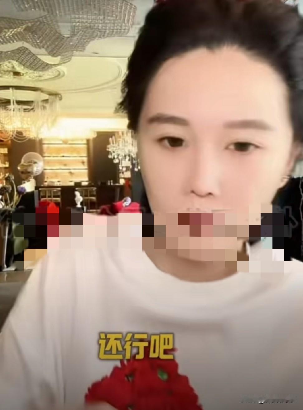 球球搬新家警惕心强，坦言“富二代”出身自带傻气。

            球球