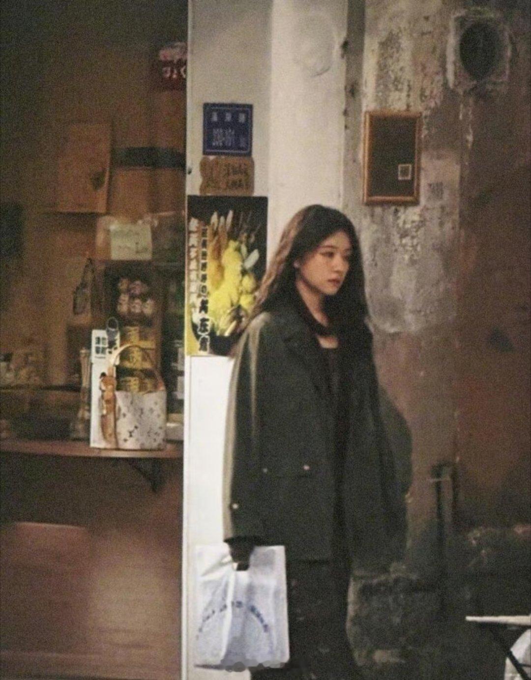 有路人在厦门偶遇了刘昊然跟李兰迪正在拍摄新剧《海岛舒服日志》，这个氛围感看起来还