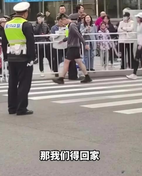 天津城市马拉松比赛封路致市民不便，女子想翻栏杆回家被阻拦！于是现场发飙：等他们结