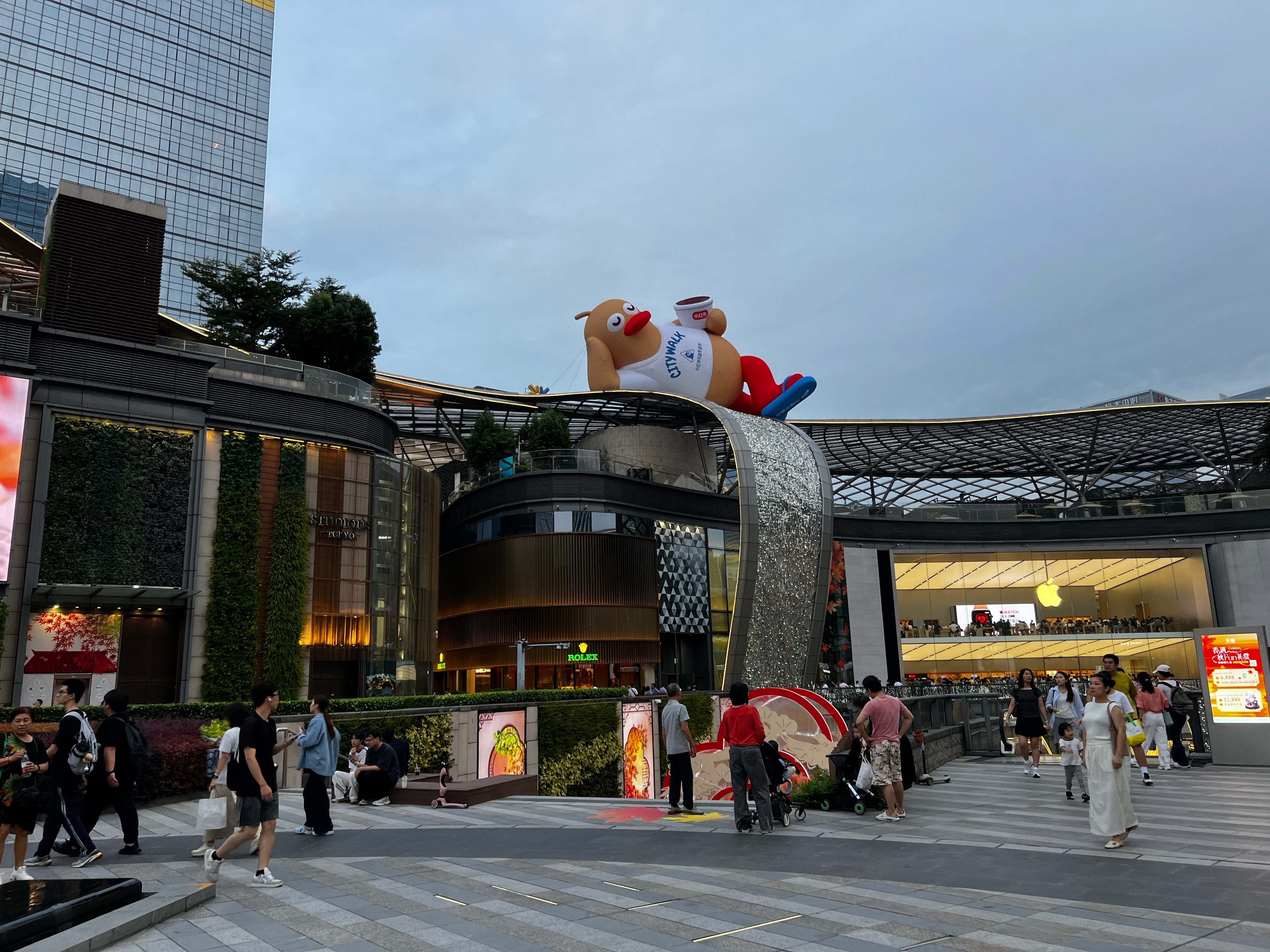在一只鸭子身上看到了入乡随俗鸭子来了广州都得穿人字拖 哈哈哈哈哈哈哈哈哈哈哈哈哈