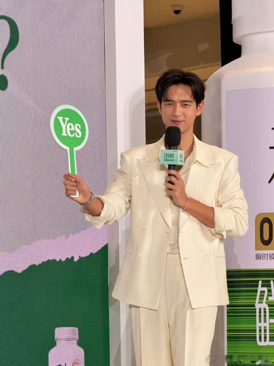李现回家宠粉 线下现场欢乐值拉满，李现身处武汉和粉丝相聚，猜词游戏里反应灵动，制