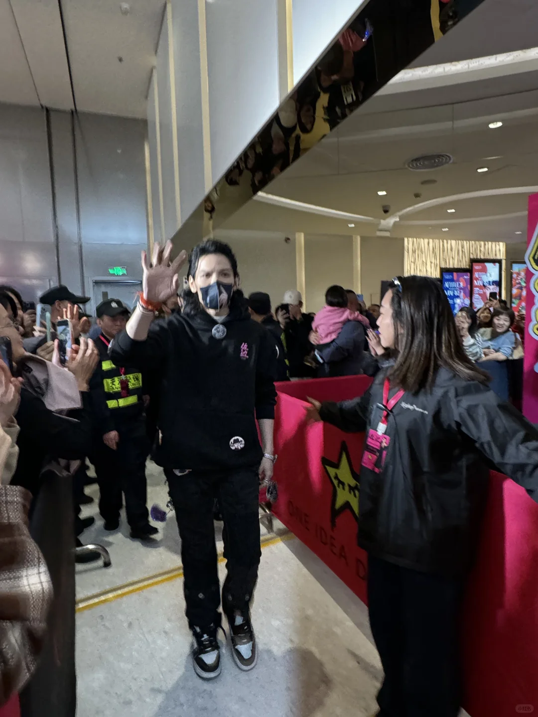 广州！！！k11现在！！！快来偶遇向佐！！！