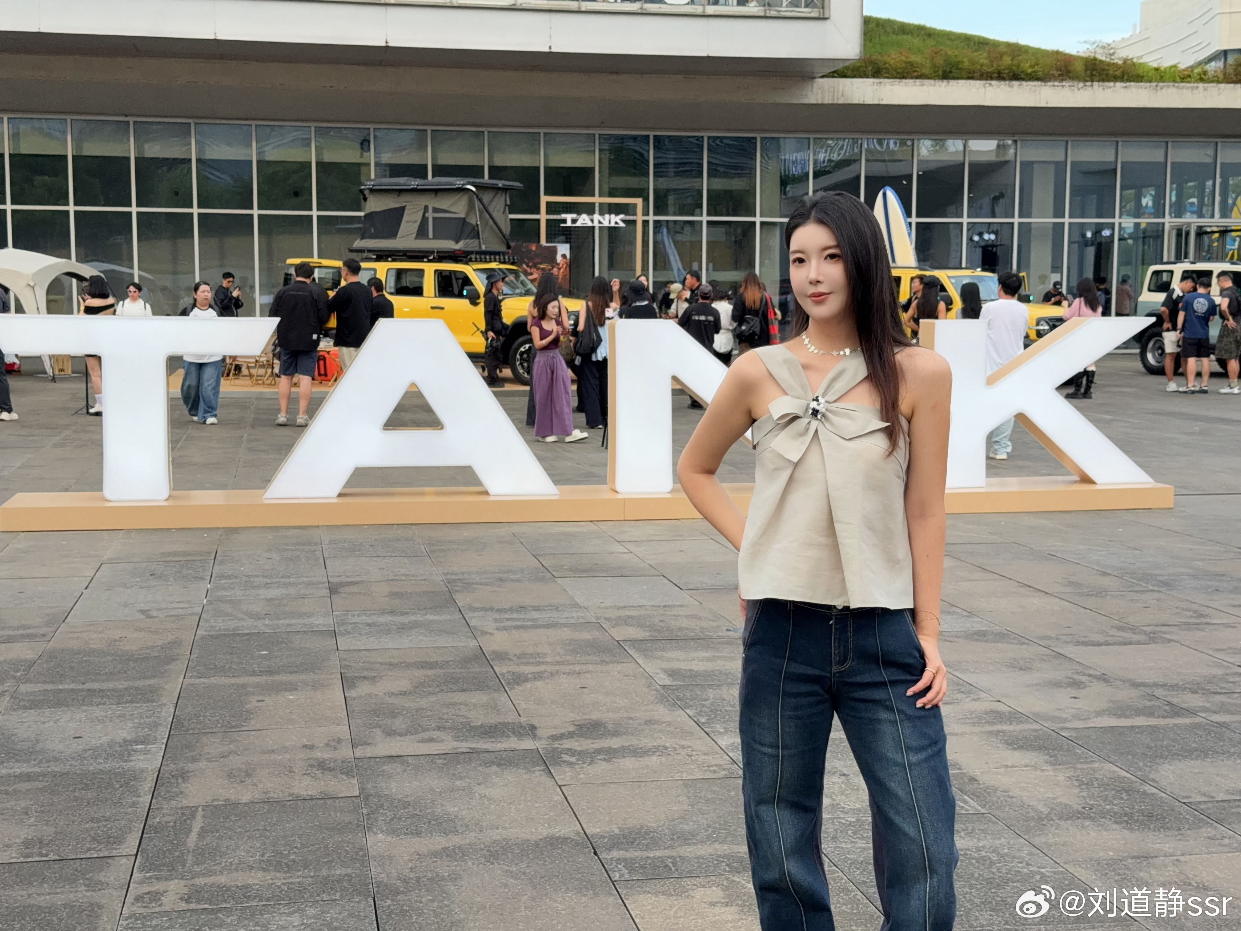 坦克300的预售发布会现场 和我最喜欢的闪耀黄配色合个影！大家发现了嘛：车的盾标