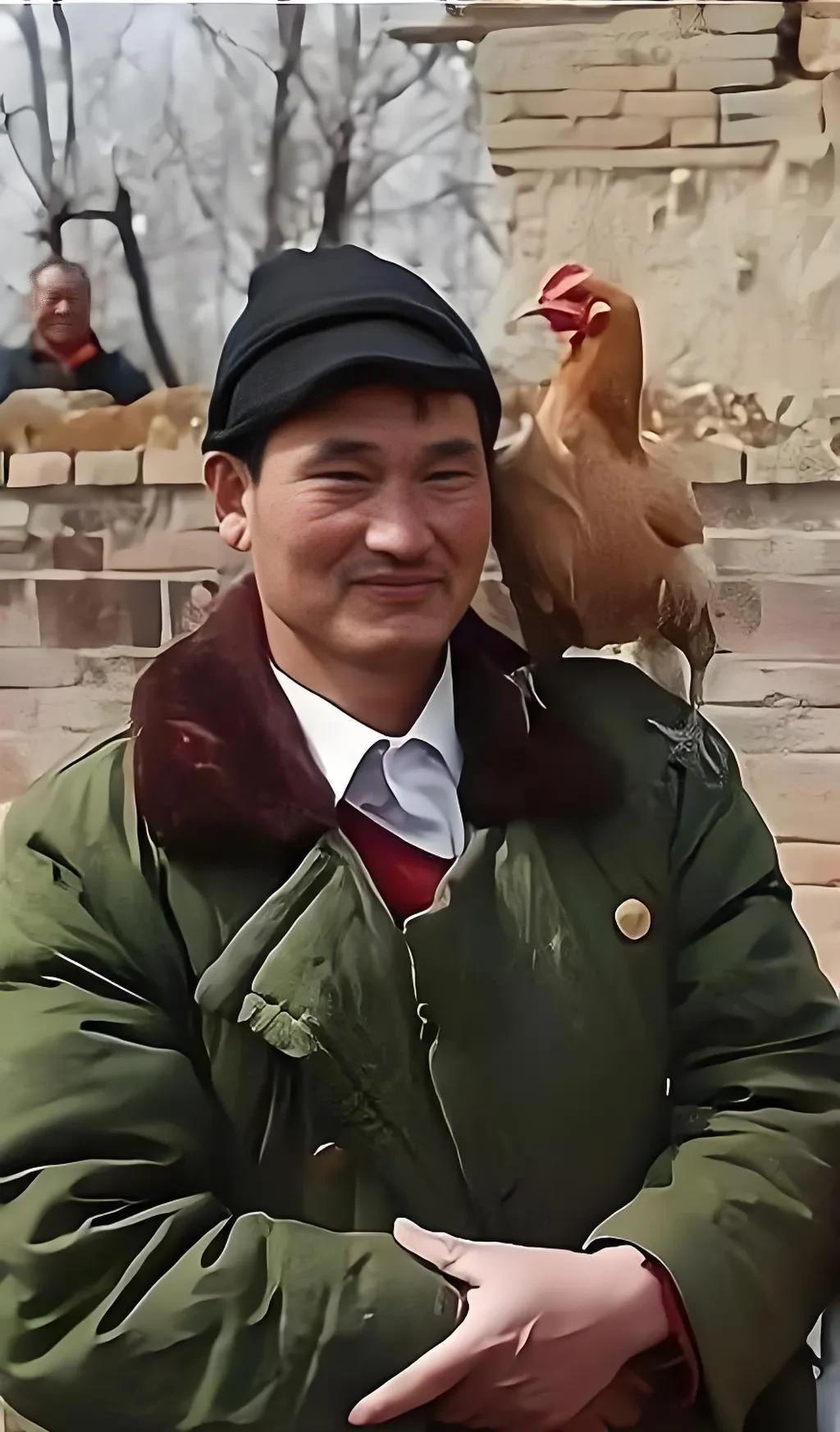 大衣哥刚收完山东的麦子，扭头就跑来平顶山给老乡开嗓——这人到底图啥？

昨天平顶
