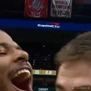 北京时间今日，NBA官方宣布，太阳队后卫杰伦-格林因在队友接受电视直播采访时使用