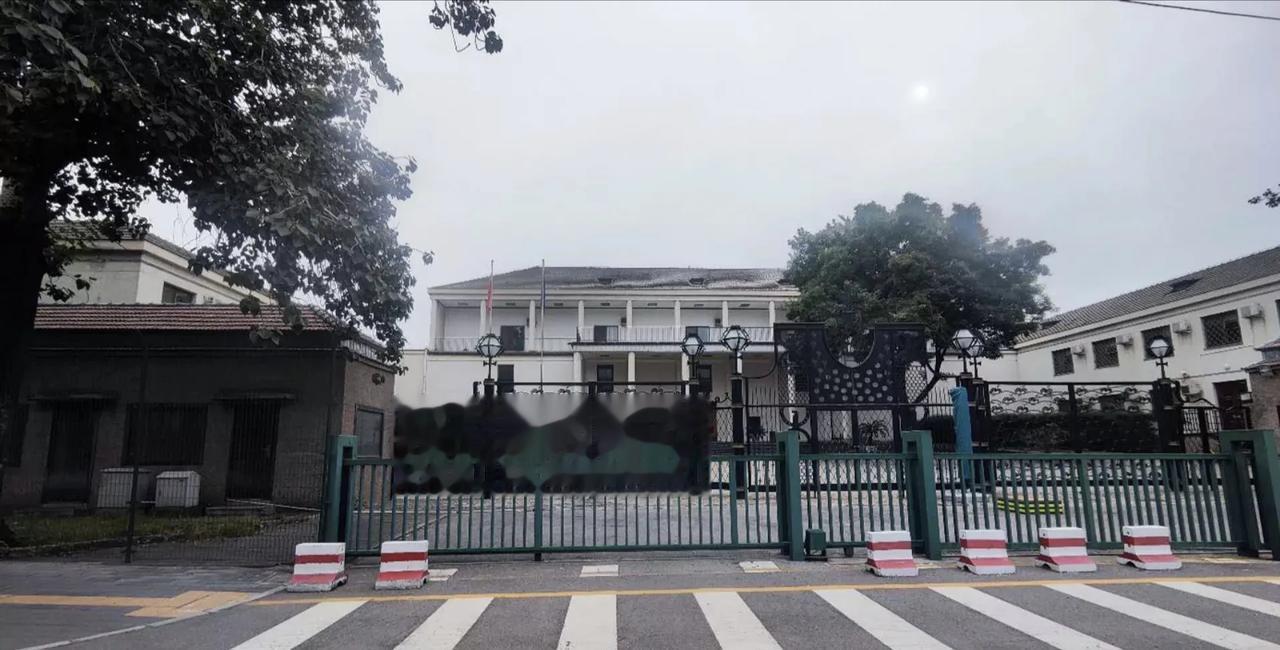 有网友发现，波兰驻我国大使馆外的乌克兰国旗被撤下了。

今年5月份，我们就喊话过
