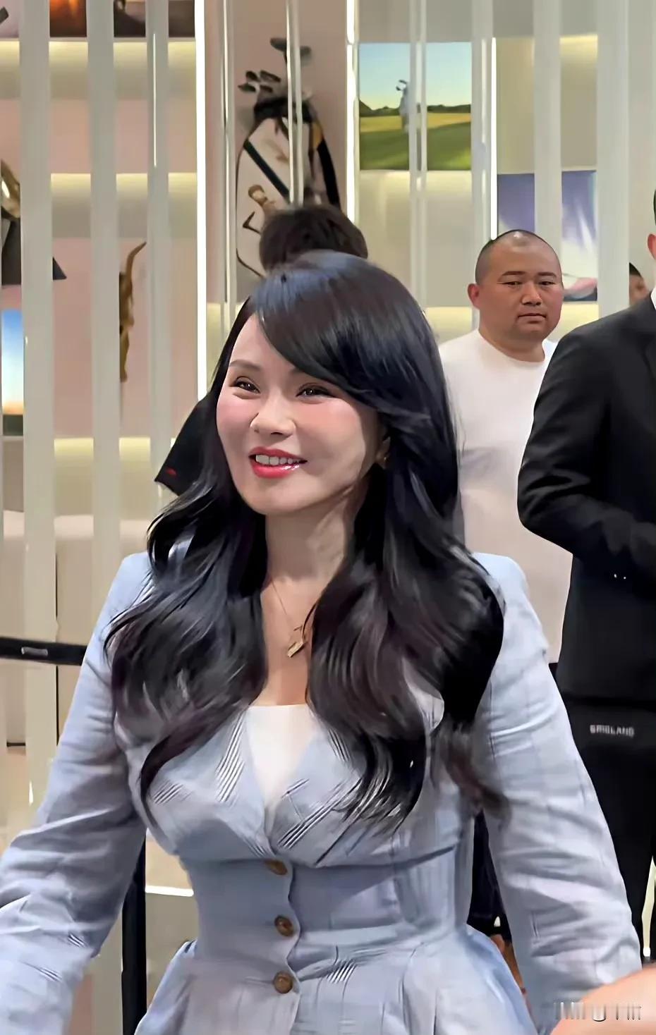 请不要嘲笑她脸为什么有点肿胀了，她今年五十八岁啦！伊能静可以的。