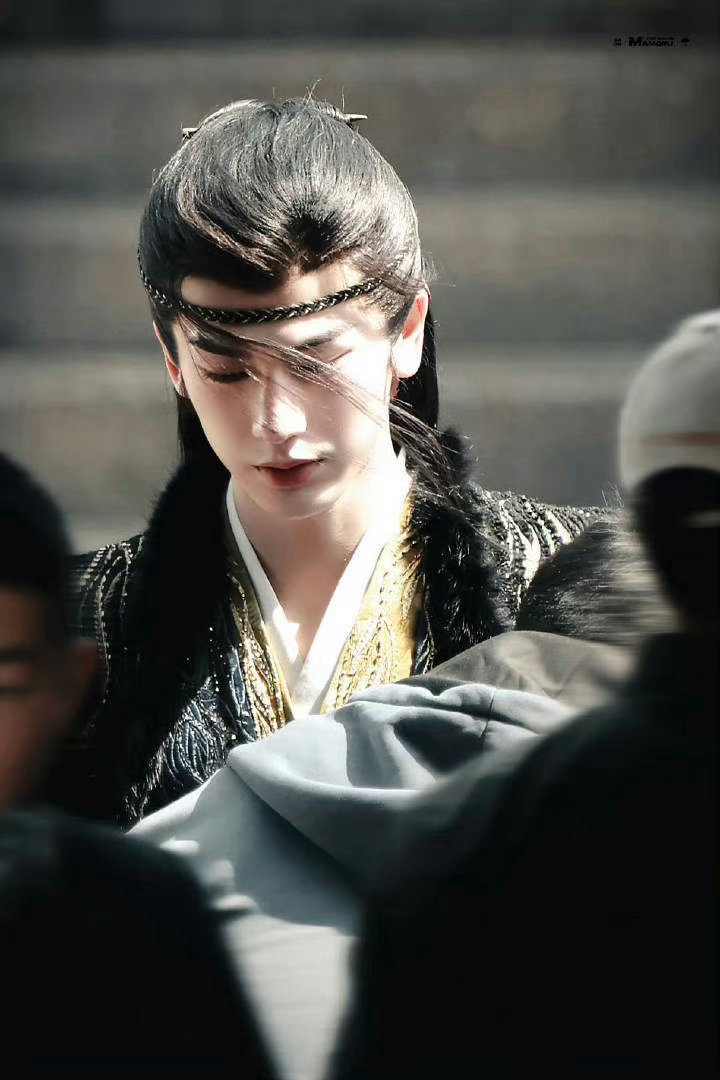 张赫凌曾经因被质疑两个月没出门张赫凌谈曾经因质疑两个月不出门 原来张凌赫也有过这