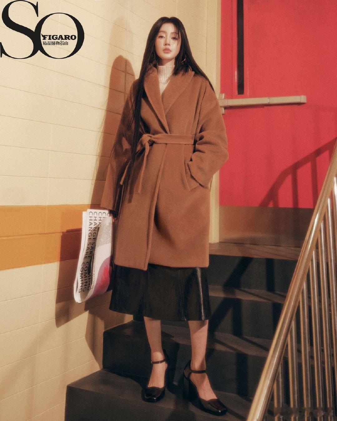 张天爱这组大片太会了！红发耀眼夺目，白色羽翼自带滤镜，地铁场景氛围感直接拉满。破