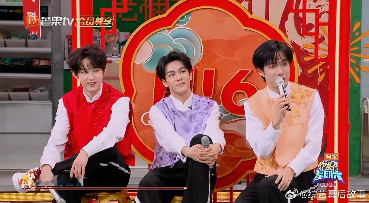 章昊一人分饰两角唱吉祥三宝你好星期六 哇塞！春晚名场面答题赛上，章昊面对《吉祥三