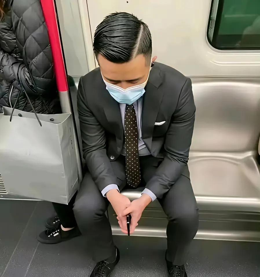 我就纳闷了，看穿着打扮瞒有钱的一位男士，为啥也来挤地铁？