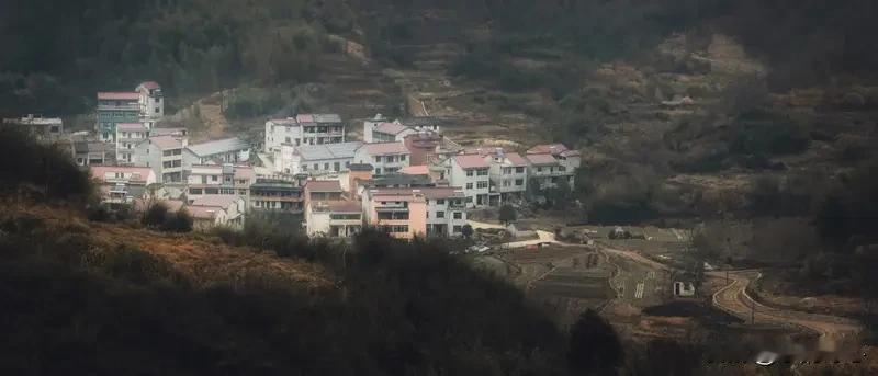 “一去二三里，山村四五家”，短短两句，勾勒出一幅绝美的乡村图景。想象一下，沿着蜿