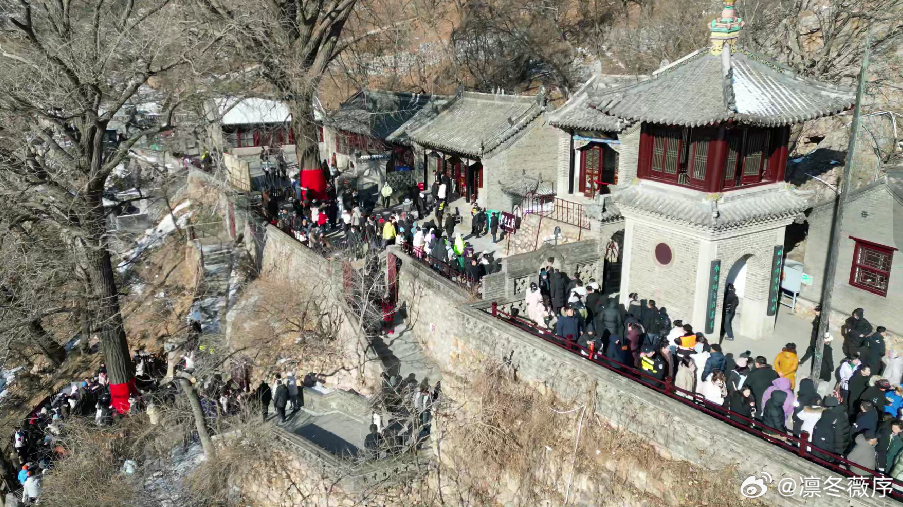 大孤山最绝之处在于山海相依，山景、海气叠在一起，古建群铺开，天后宫、古戏楼延展，