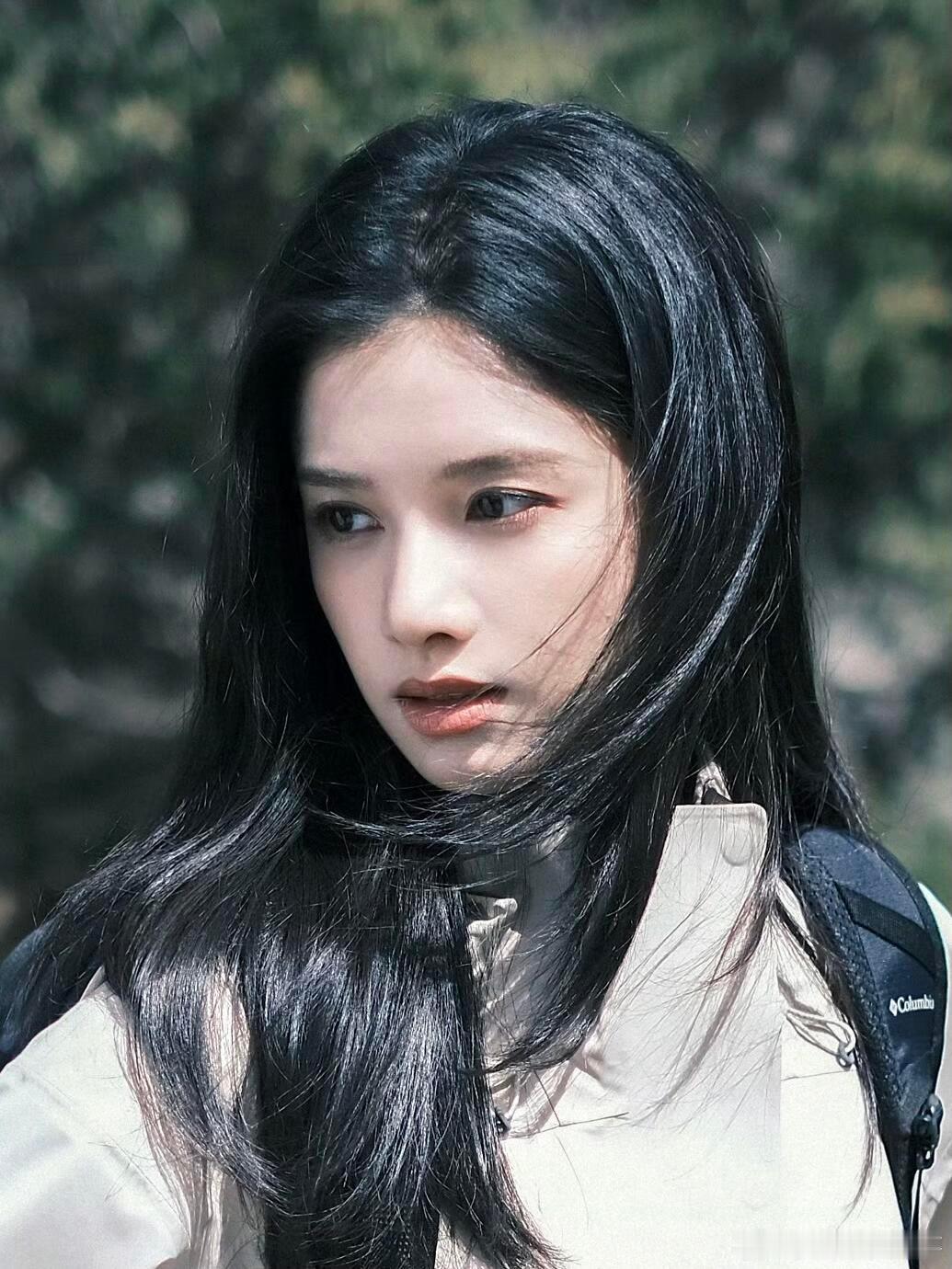 张婧仪[超话]  奢牌就算了！她怎么连穿登山服都这么适配之前出圈的红围巾后，登山