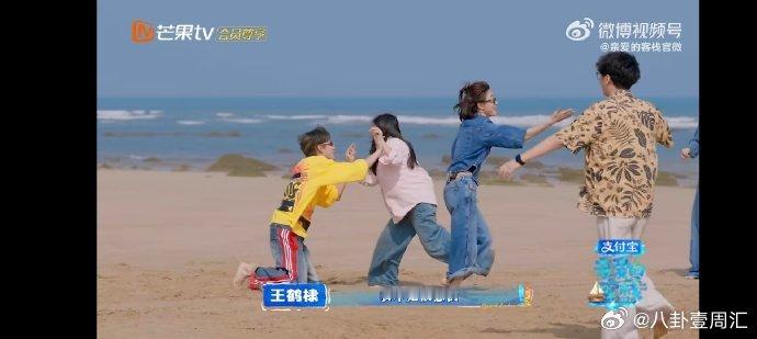 沈月沈月被王鹤棣杀熟亲爱的客栈客栈欢乐打闹不间断！王鹤棣躲避球杀熟偷袭得手，沈月