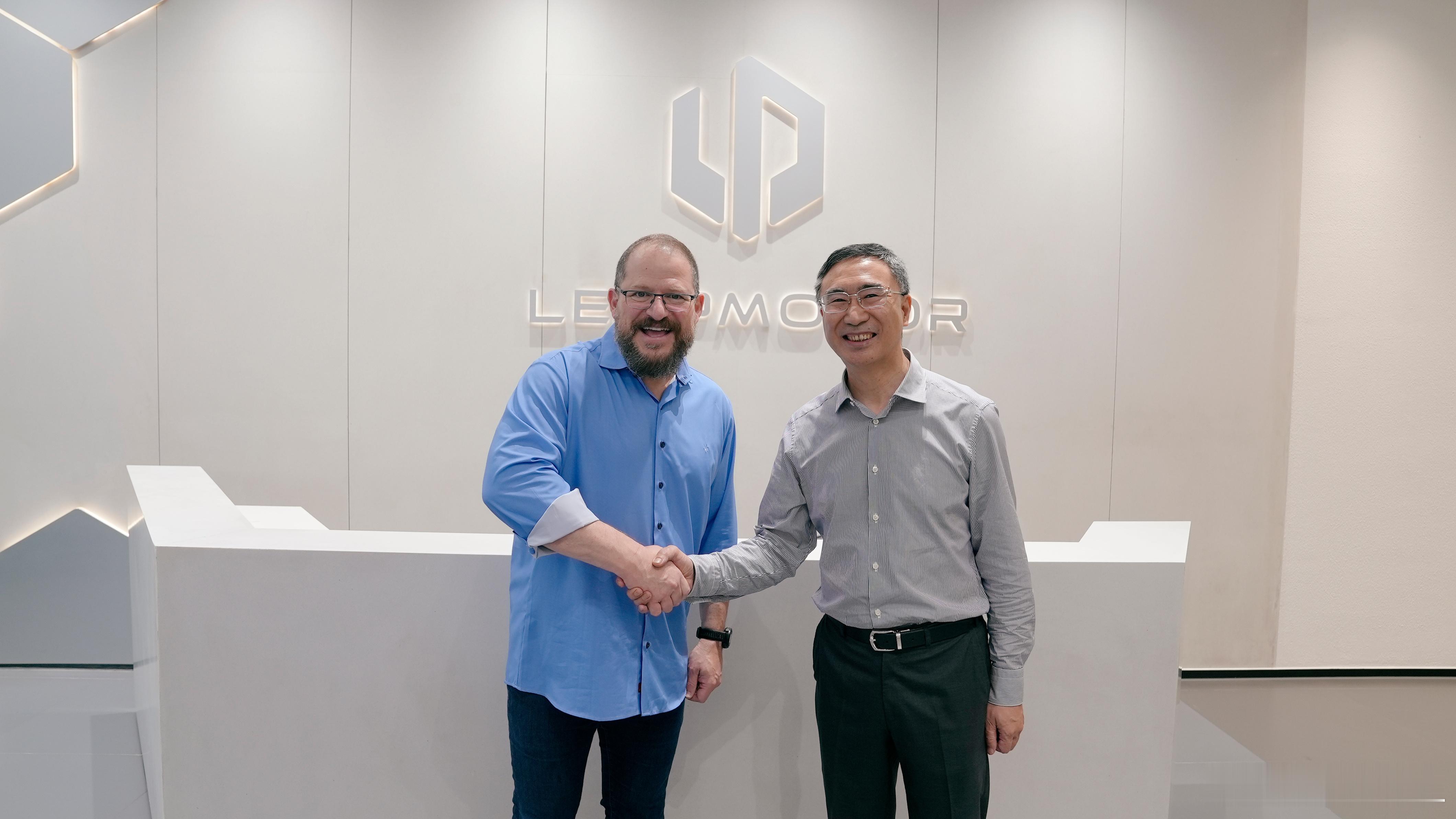 高通 CEO 今天去零跑给朱总送了一件球衣？哈哈哈，这是什么穿越剧情？其实还是高