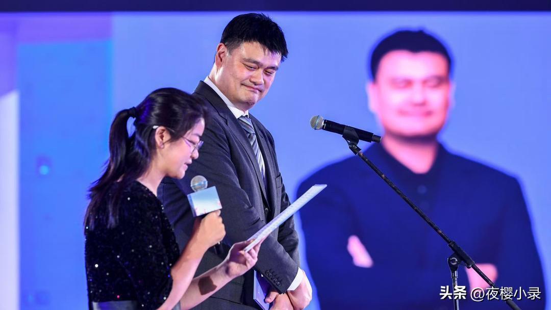 多年来一向致力于公益事业的姚明，在上海举办了一场“姚基金”慈善晚宴。与以往不同的