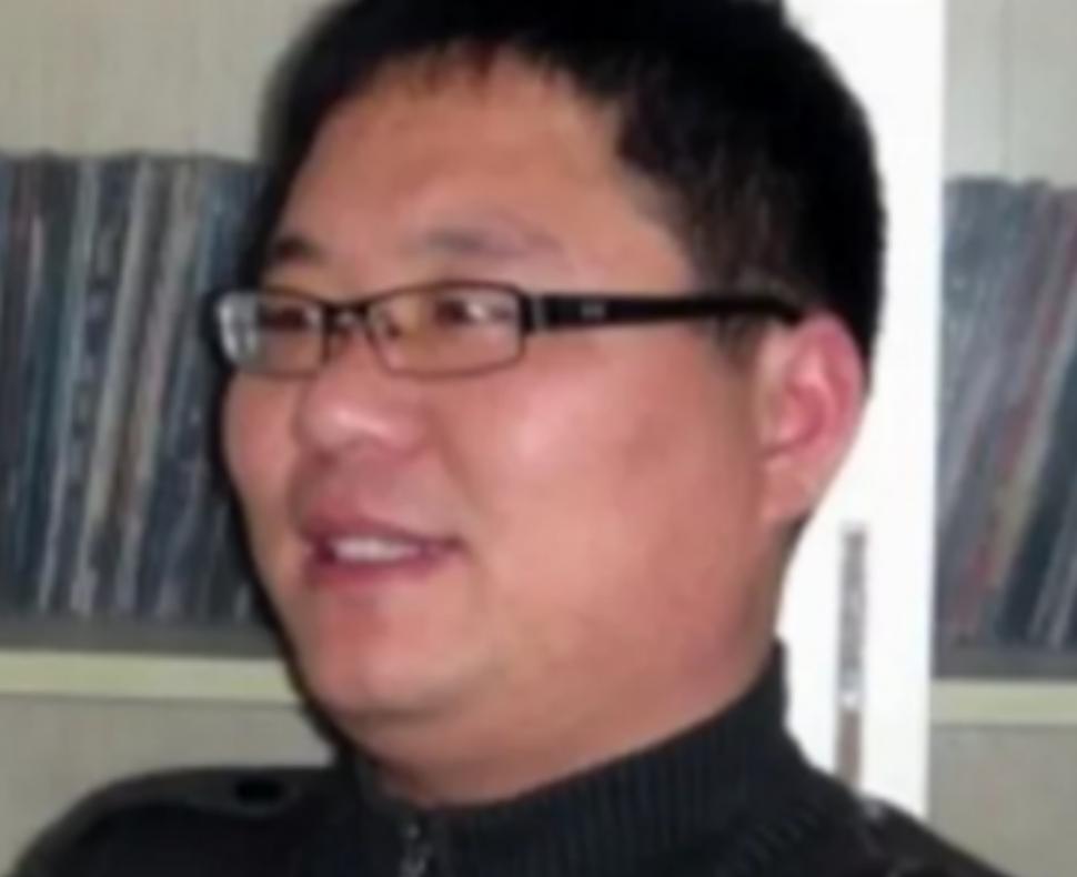2007年，大学生崔松旺突然半个月不洗澡、不刮胡子、不刷牙，甚至把油烟抹到脸上，