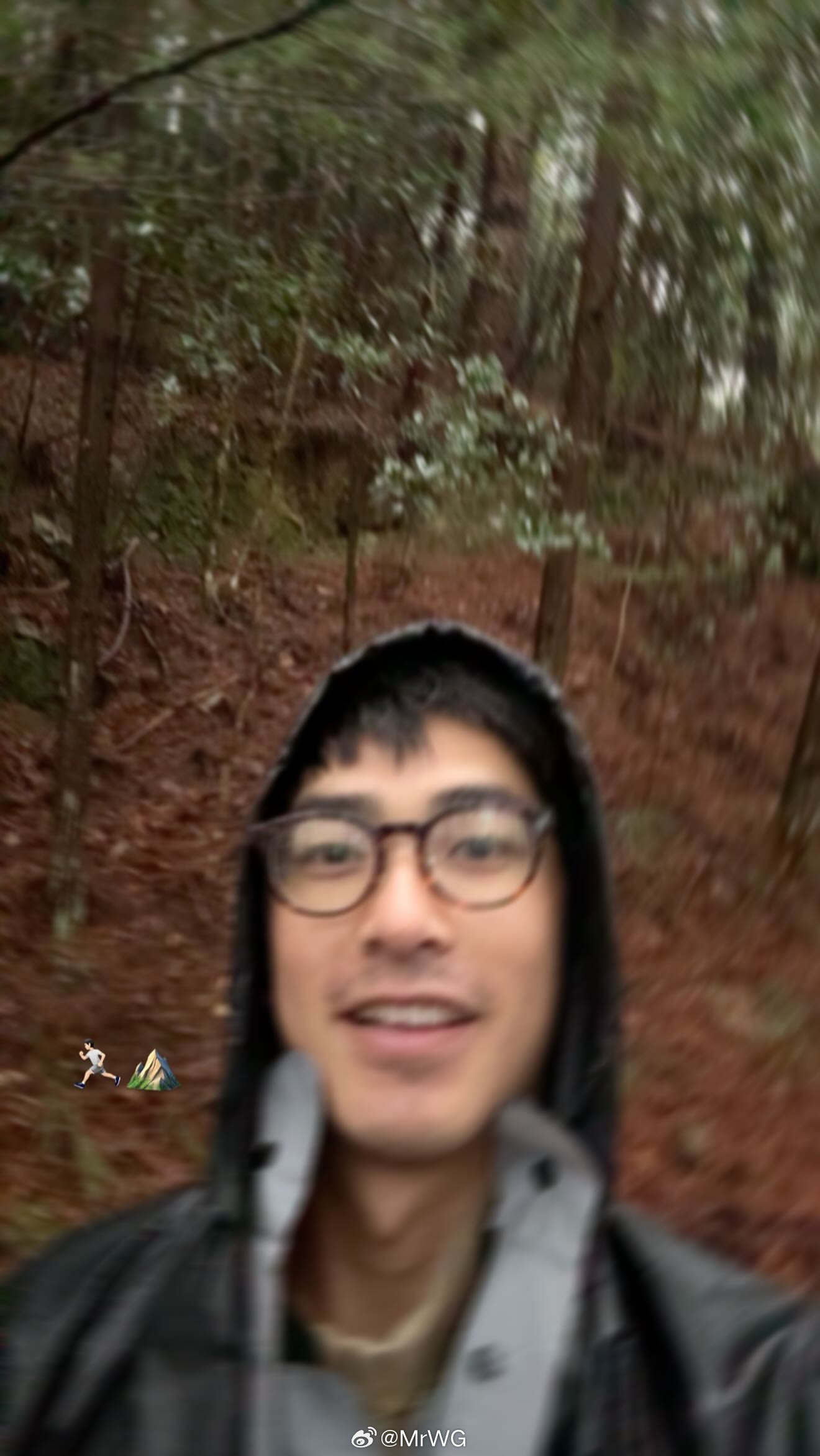 曾敬骅daily 曾敬骅最新自拍，眼镜🤓+小胡茬，可爱帅弟弟！爬山去了，黑帽衫