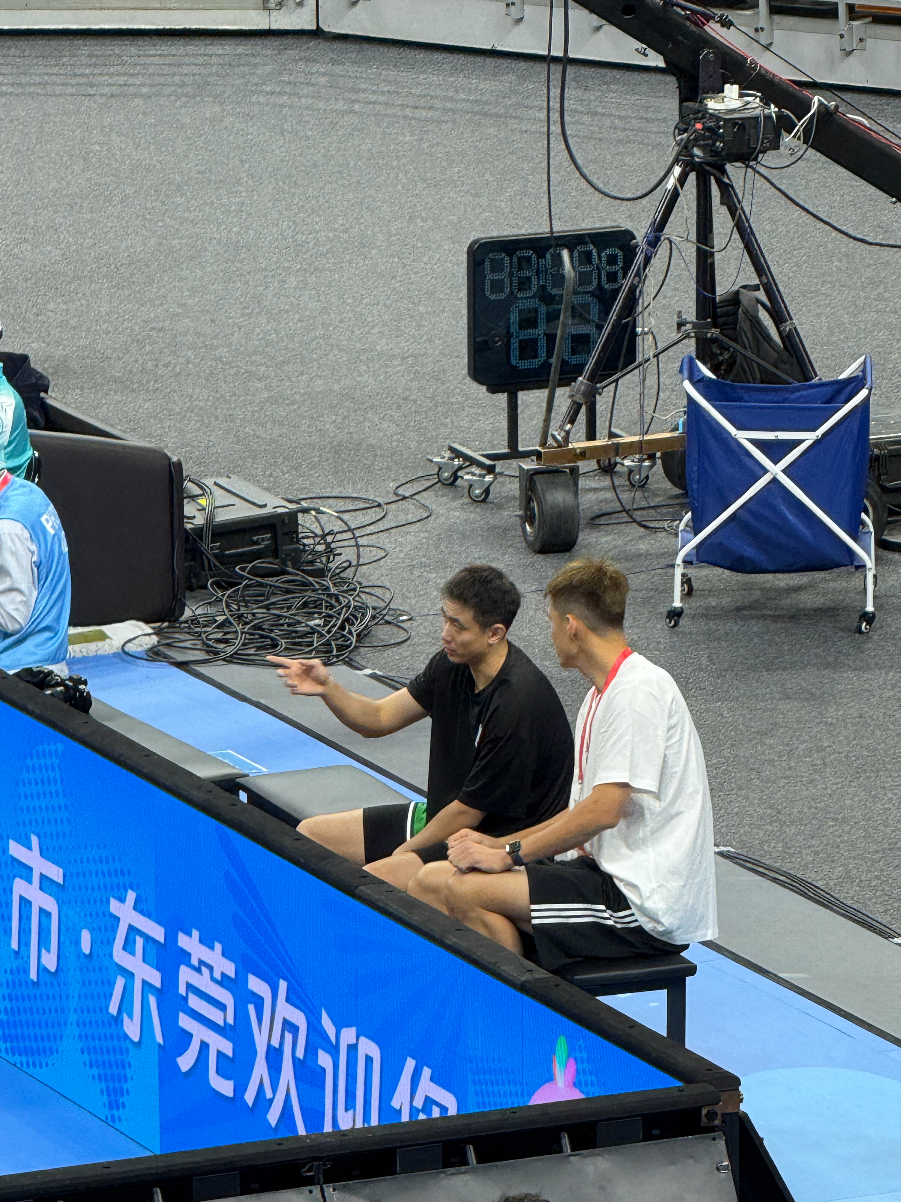 接下来就是辽粤大战了，赵继伟和周鹏在候场时一起看比赛 