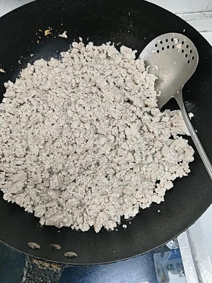 今天来做小炒肉末，超简单还好吃。先准备好猪肉、青椒、姜蒜。把猪肉切成肉末，青椒切