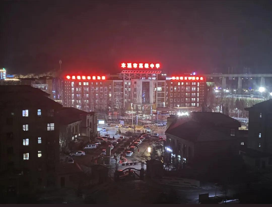 晚上9点看到本溪高中石桥子校区依然是灯火通明，不禁感慨本溪的家长为了孩子是可以付