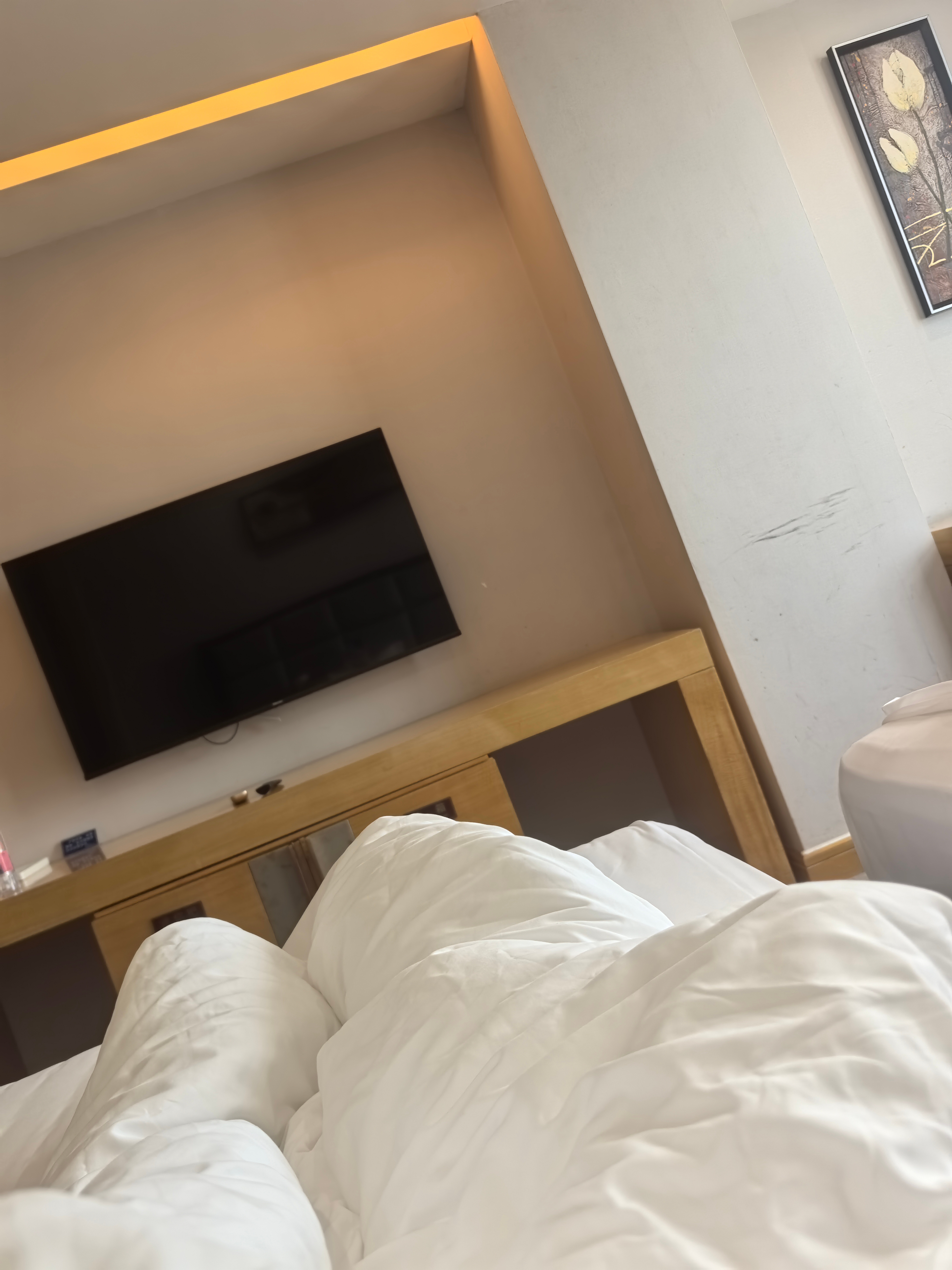 最近要出差，今天到酒店先躺一会。 