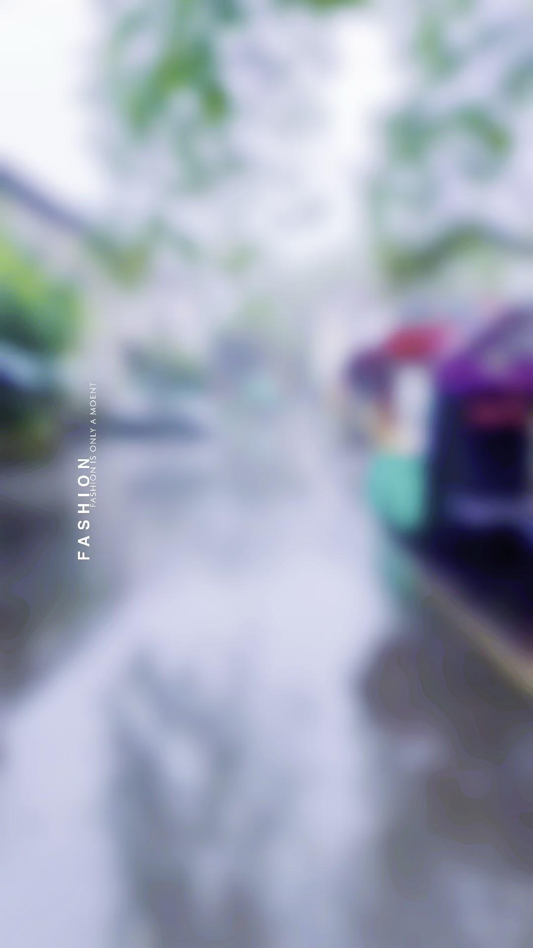 红灯笼在雨中轻轻摇曳，古旧台阶上积着去年的落叶，细节处满是古朴韵味。街边小吃摊冒
