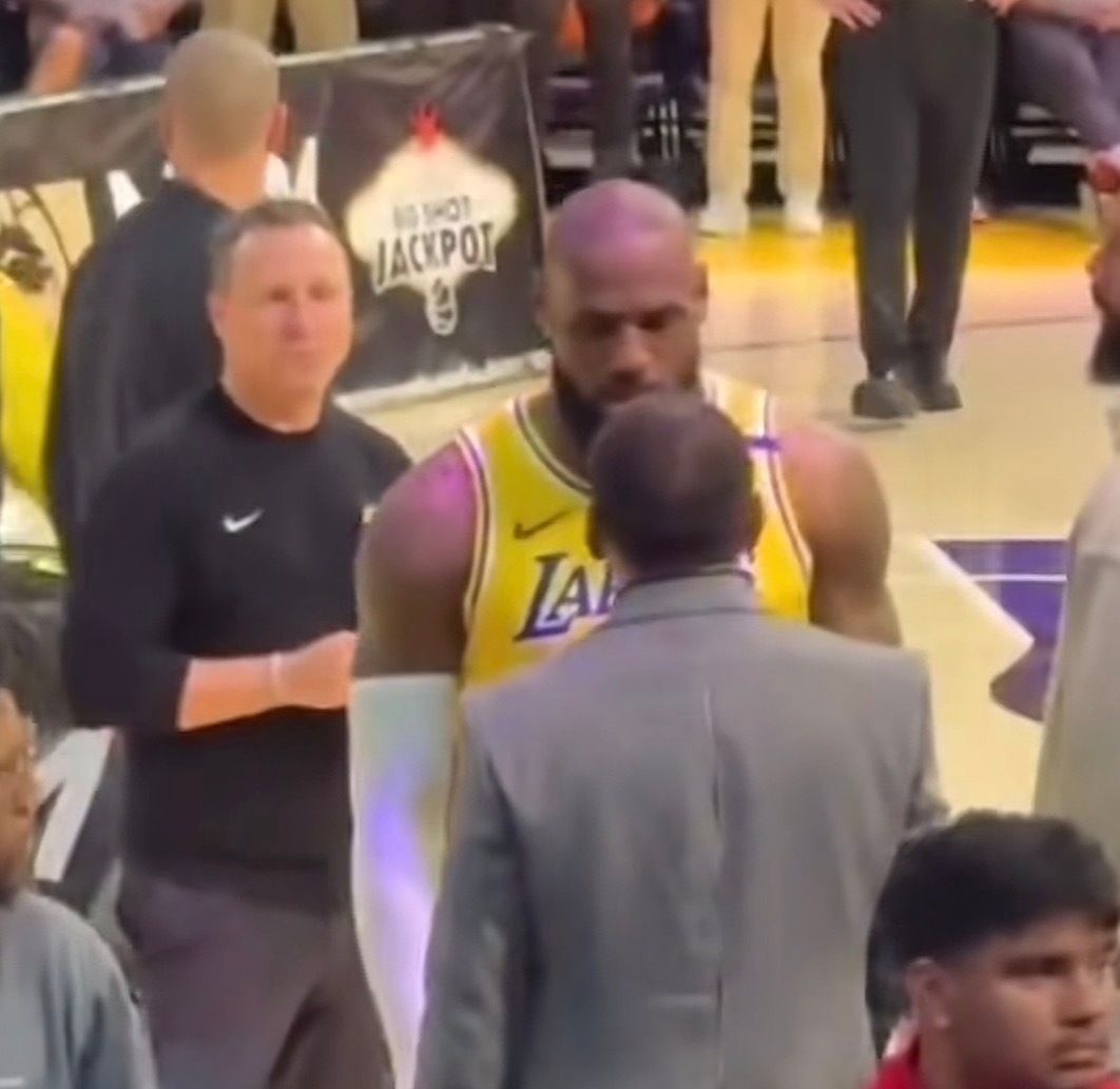 体育老师考教资太尴尬了A-史密斯谈到詹姆斯和他对峙的状况：“那真的非常不尊重人。