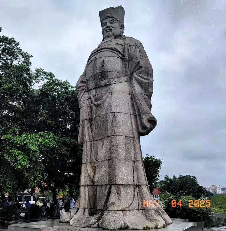 惠安，″安民则惠″，惠安以石雕闻名于世，惠安人民吃苦耐劳，惠安女人能顶半边天！