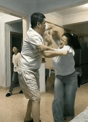关键时候还得看闺女！
夫妻两人撑架，眼看妈妈落了下风，宝贝儿子及时出来帮忙，没想