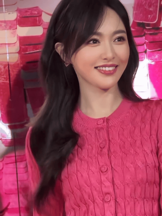 唐嫣粉裙唐嫣fendi活动，好曼妙的身材，唐嫣怎么从小美到现在！！ 