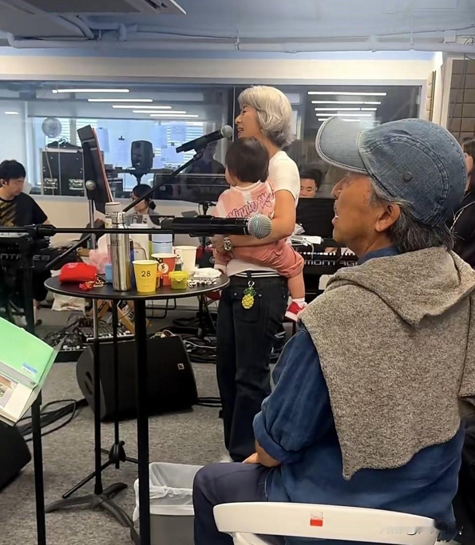 叶倩文也逃不过晚年带娃的宿命，她和林子祥在录音棚一边彩排一边照顾孙女。不过话说回