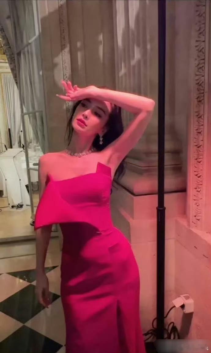 杨颖看完疯马秀后拍的照片，是有点儿身临其境了吗？看她的表情感觉很投入[傻眼] ​