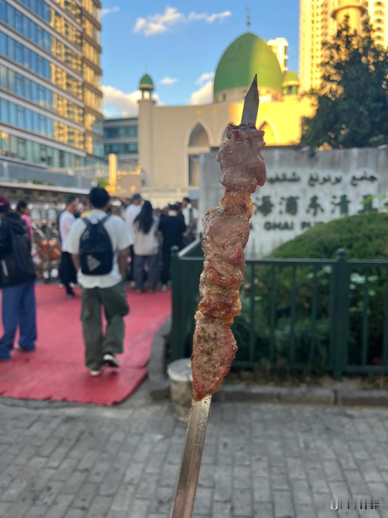 坐标浦东新区源深路清真寺门口，网红羊肉串，鲜嫩多汁，一人吃五六串停不下来，一开摊