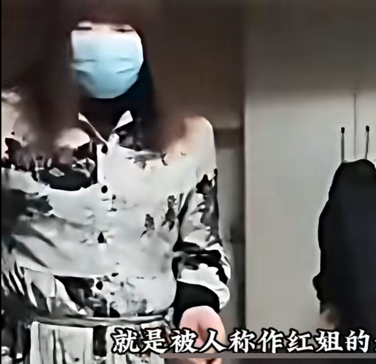 南京红老头被抓 ​天呐，这也太太太恶心了吧，看得我生理不适很想吐。一个60岁的老