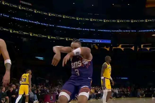 风水轮流转，不会进攻的布鲁克斯打懵詹姆斯后疯狂庆祝，曾几何时我们看到的都是詹姆斯