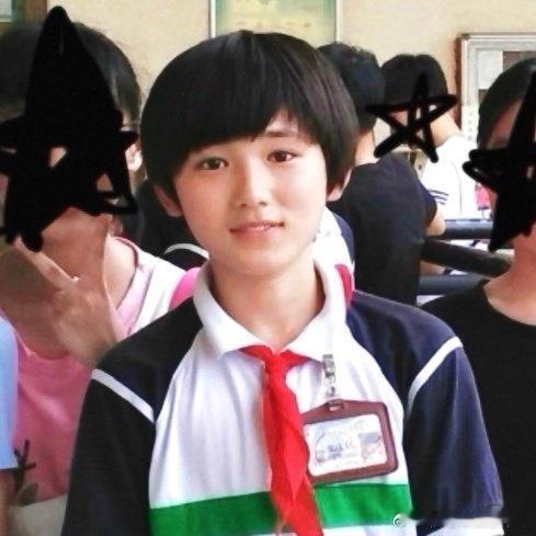 宋亚轩中学时期合照中学的小宋也太可爱了吧,合照的时候顶着这个发型属实招姐姐喜欢,