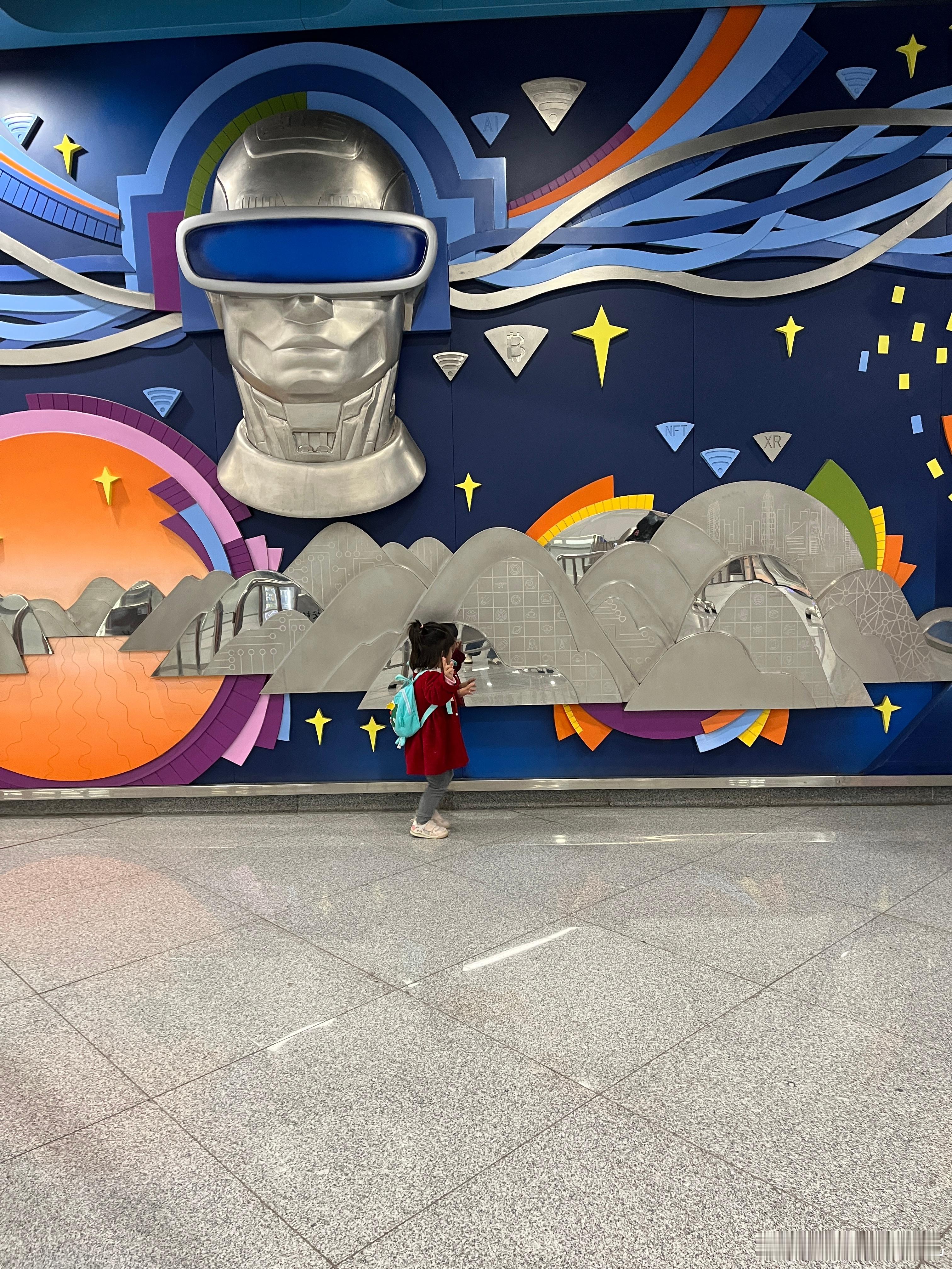 出地铁，看到好看的，赶紧拍照起来。妈妈的快乐就是，记录娃的每一瞬间。曝林俊杰亲吻