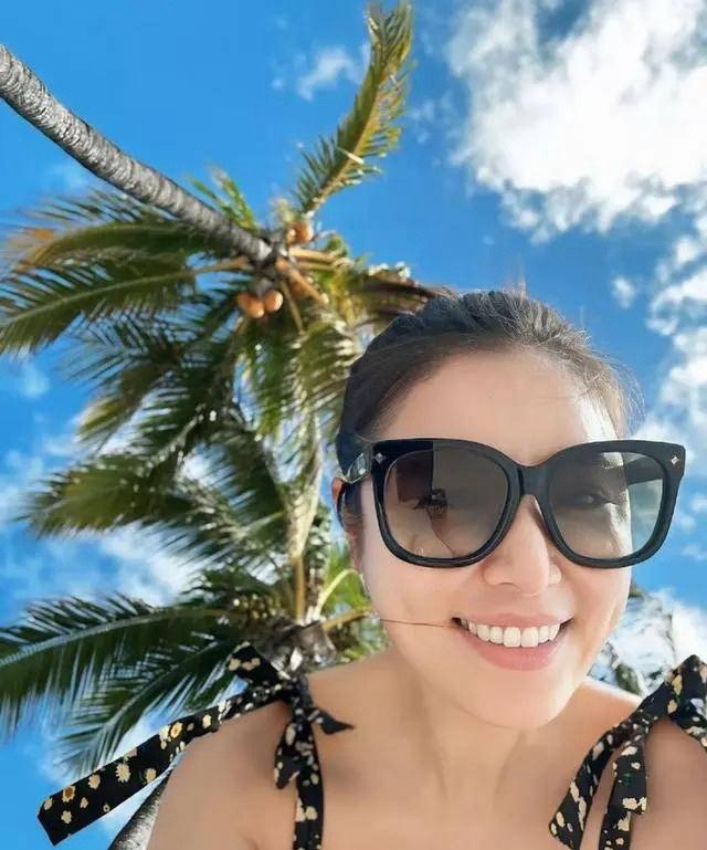 林心如晒泳装照！曾被网友嘲讽小腹凸起像大妈的她容颜回春了？近日，林心如大方晒出自