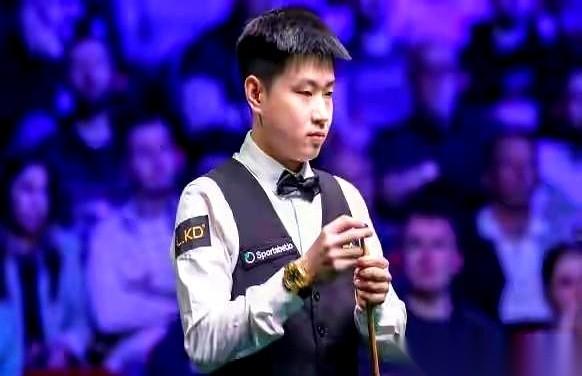 球桌那边，海菲尔德刚刚擦完杆头，赵心童手里的白球就没来由地偏出了一点。
2比1，